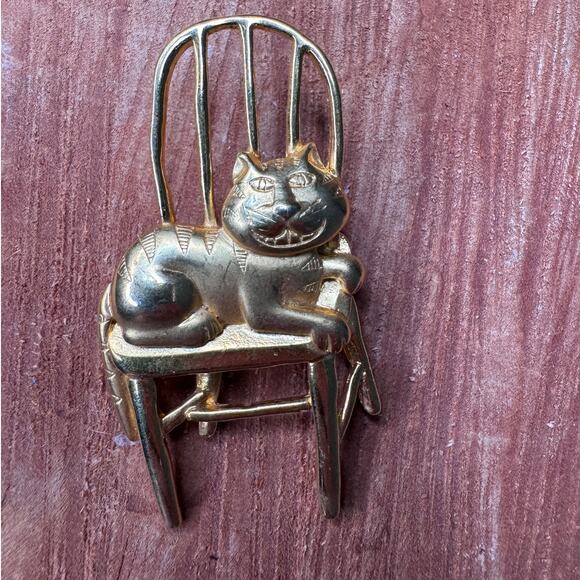 JJ Gold Tone Smiling Cat Laying in Kitchen Chair Statement Brooch - Vintage Rare - Picture 1 of 3